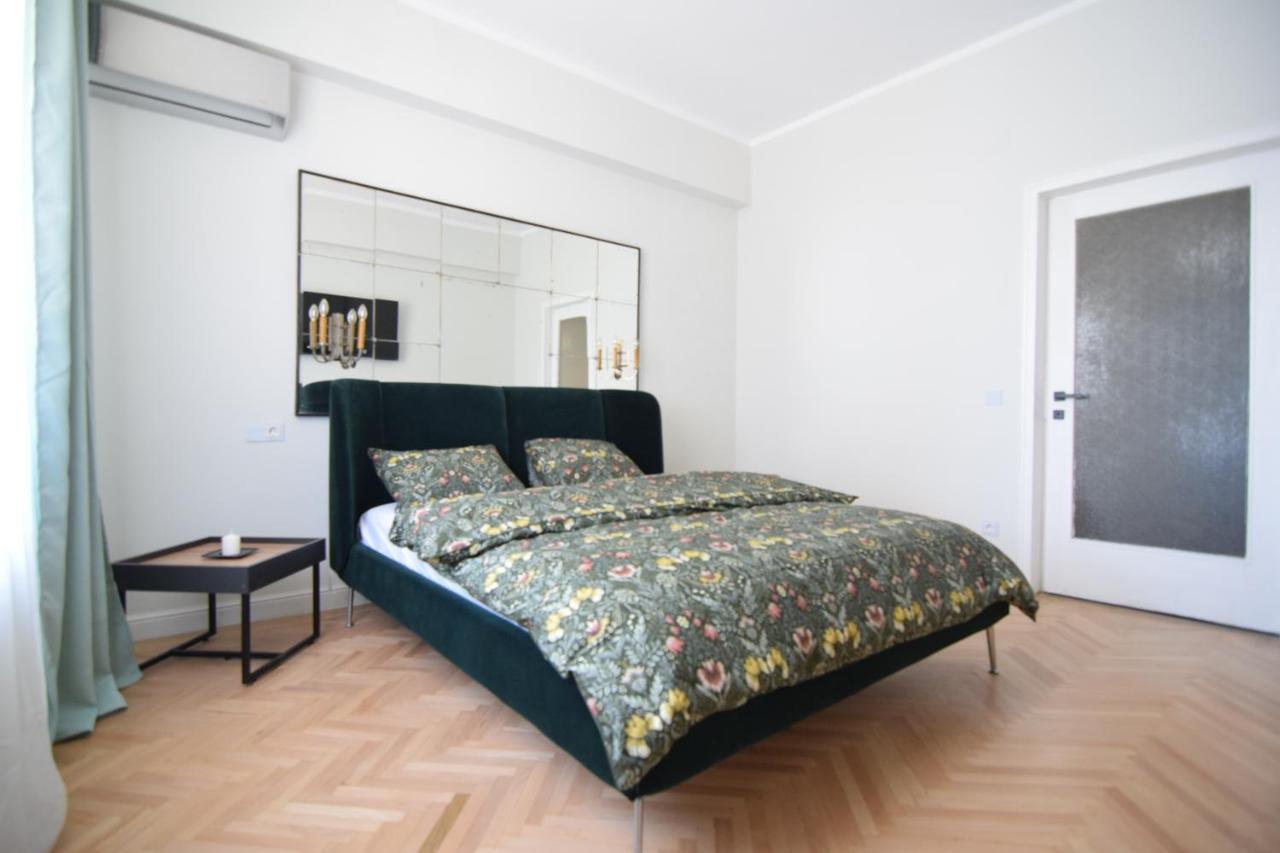 Beautiful Apartment In Old City Bucharest Exterior photo